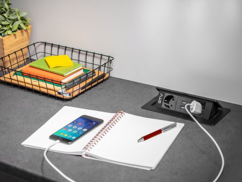 UTICNICA ZA IZVLACENJE ZA RADNI STO 2xŠUKO+PUNJAC 5V/2,1A CRNA GTV AE-PBSUC2GS-20N